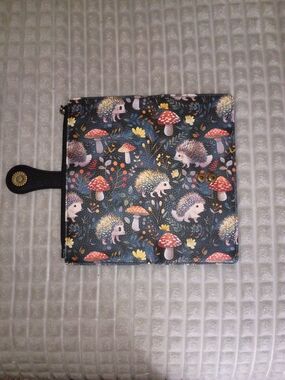 SENDEFN RFID Slim Women's Wallet – Hedgehog & Mushroom Print – Vegan Leather